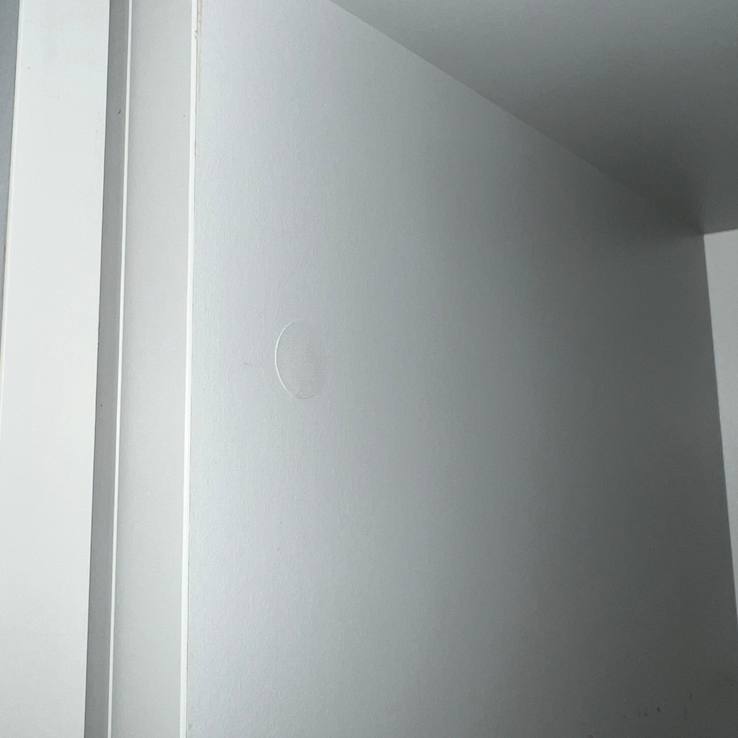 Zaślepki meblowe samoprzylepne 20 mm 1400 sztuk.